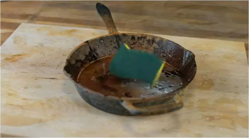 how to remove rust from cast iron skillet with salt